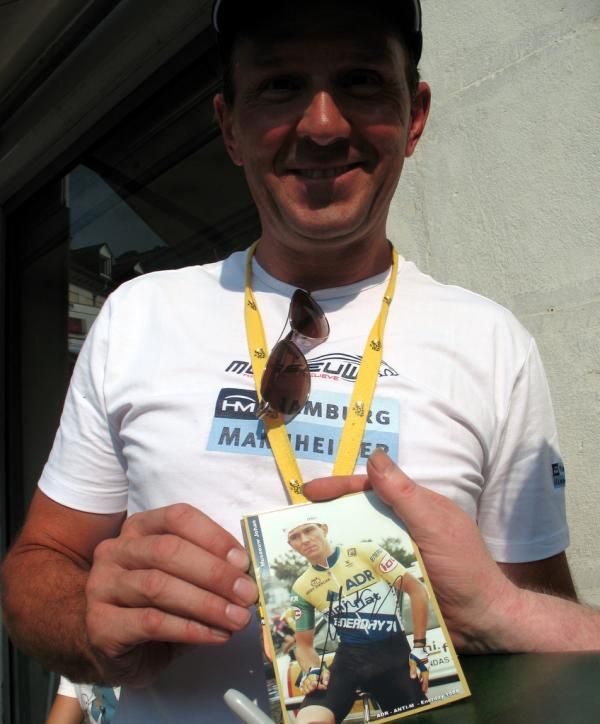 Johan Museeuw was also at the Quick Step hotel, where a collector asked him to sign an old photo. The man explained that one could buy it for 10 euro