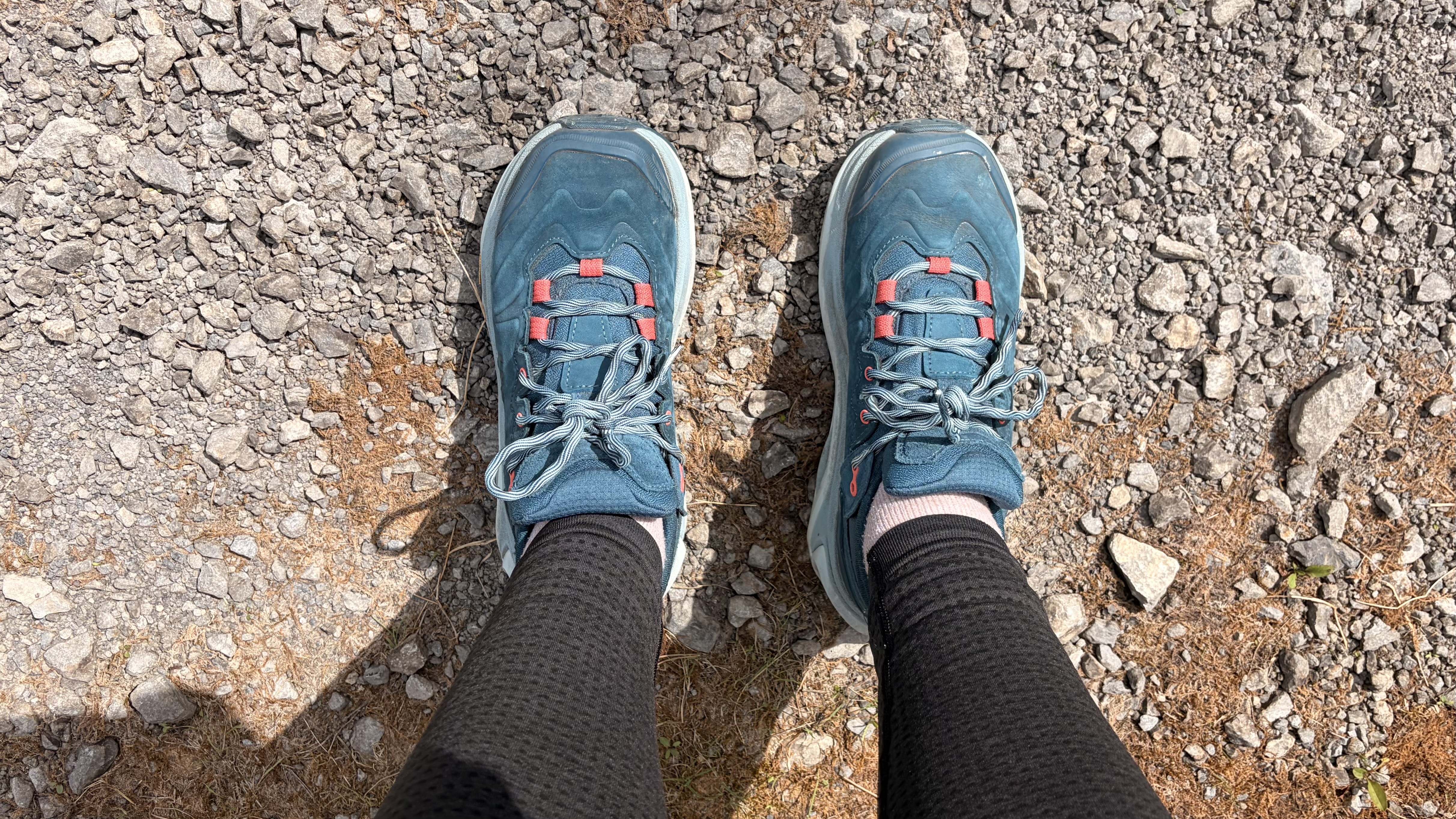 Hoka Kaha 3 Low GTX in droplet photo graphed on a hiking trail