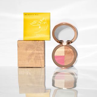 Super Glow Radiance Powder 
Keep This™ Compact