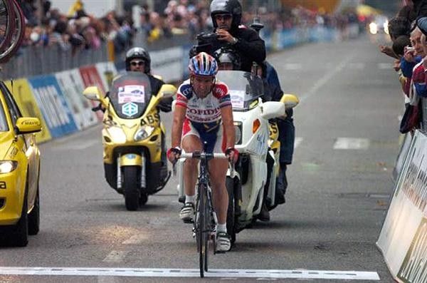Cristian Moreni (Cofidis) comes home fourth.