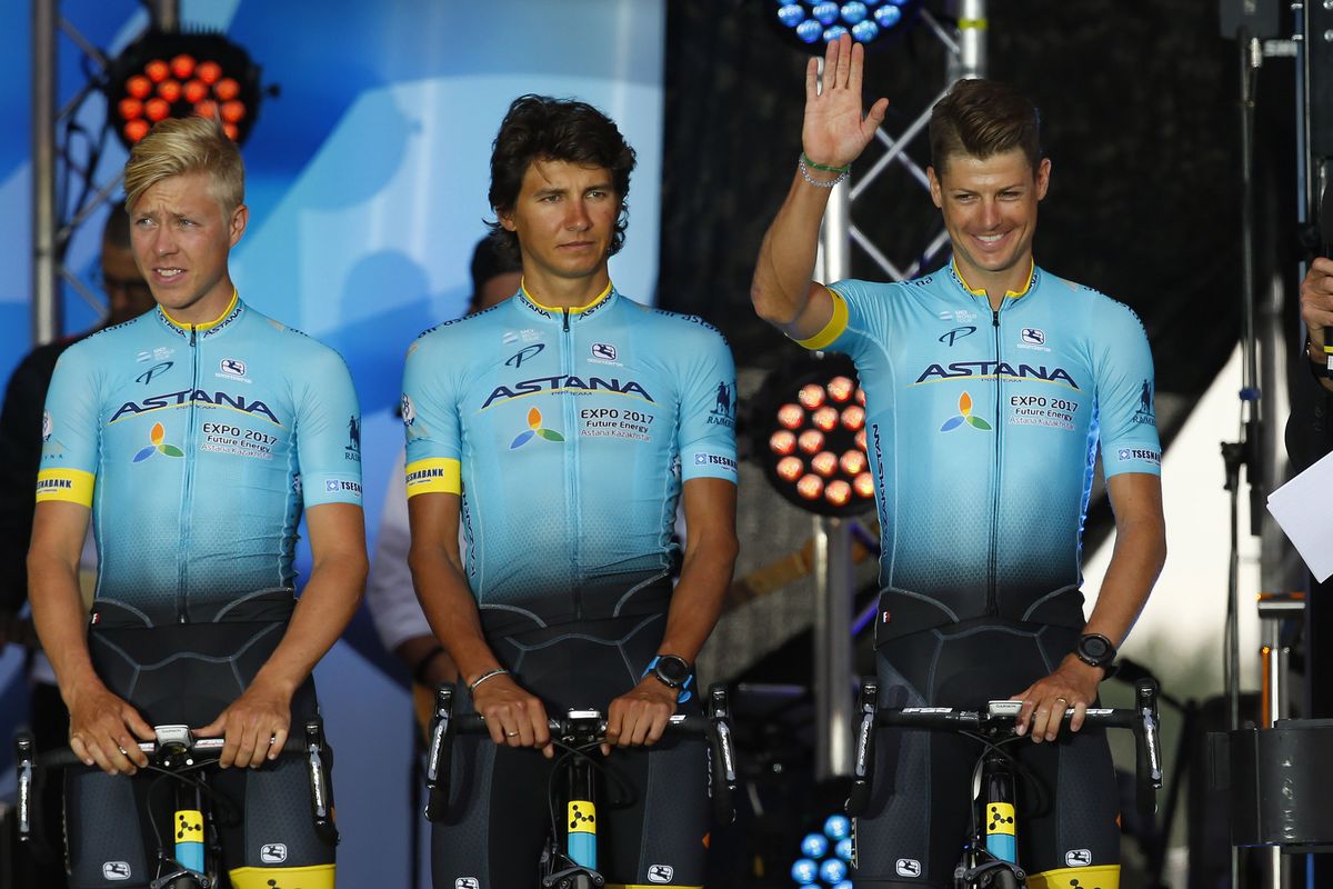 Jakob Fuglsang (Astana) waves