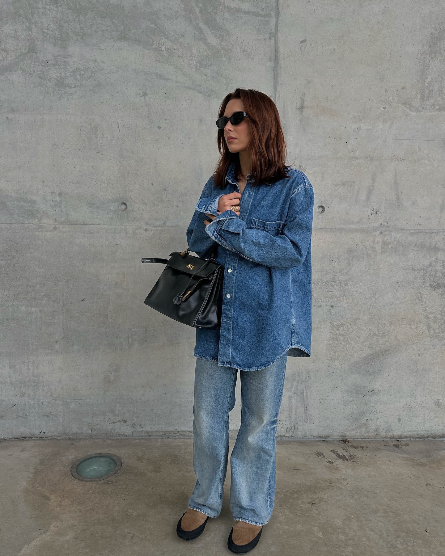 Influencer @deborabrosa wears a denim shirt with jeans and suede flats.