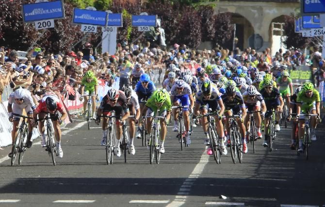 Heads down as the sprinters rush to the line