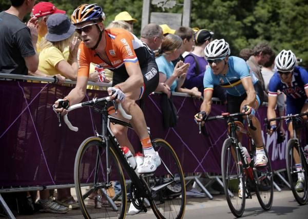 Lars Boom (Netherlands) leads Philippe Gilbert (Belgium).