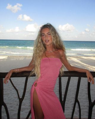 Emili Sindlev dalam gaun Superdown berwarna merah muda.