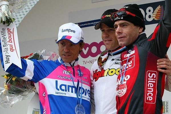 Kim Kirchen (High Road) tops the podium with Cadel Evans (Silence-Lotto) (r) and with Damiano Cunego (Lampre) (l).