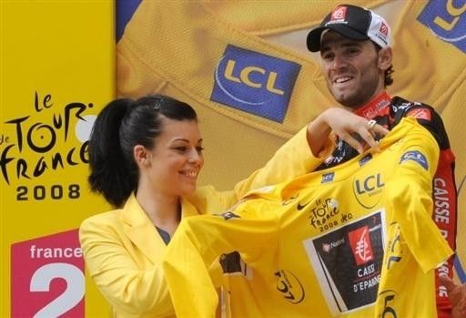 Alejandro Valverde (Caisse d'Epargne) accepts the first yellow jersey
