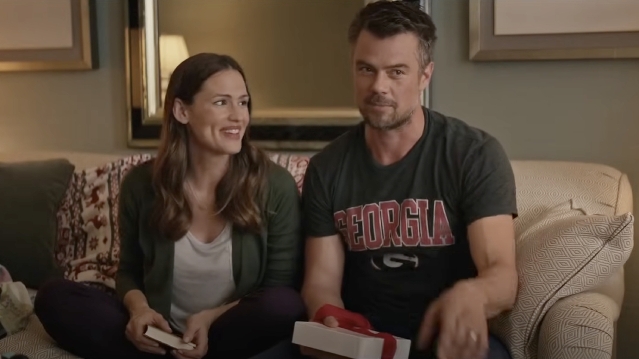 Jennifer Garner and Josh Duhamel as Emily and Jack Spier in Love, Simon.