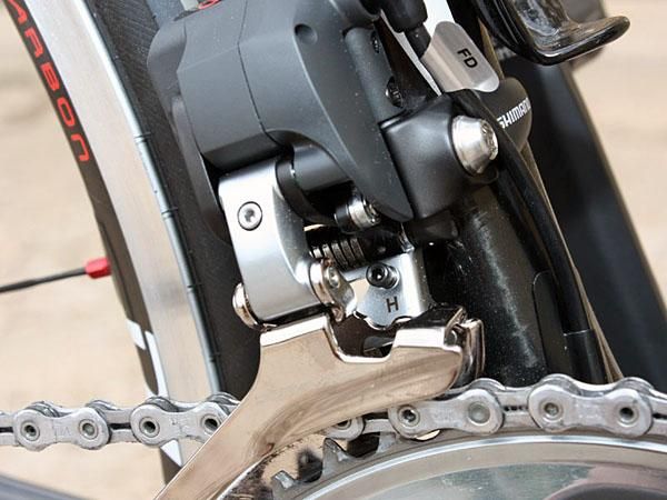 Both derailleurs still feature conventional limit screws though they're not in the usual locations.
