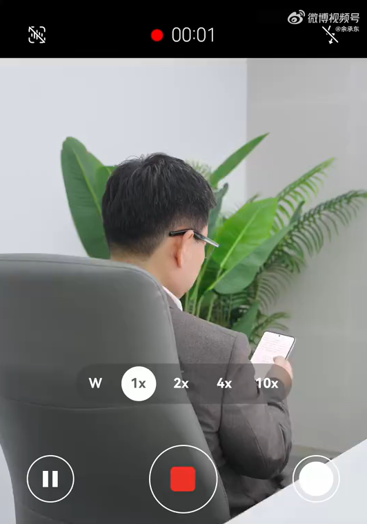 A screencap of the Huawei teaser video purporting to show a new folding device