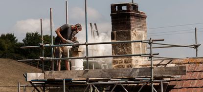 Stone conservationist Shaun Cooper working at a cottage in Devon. Photography &copy; Richard Cannon/Country Life Picture Library