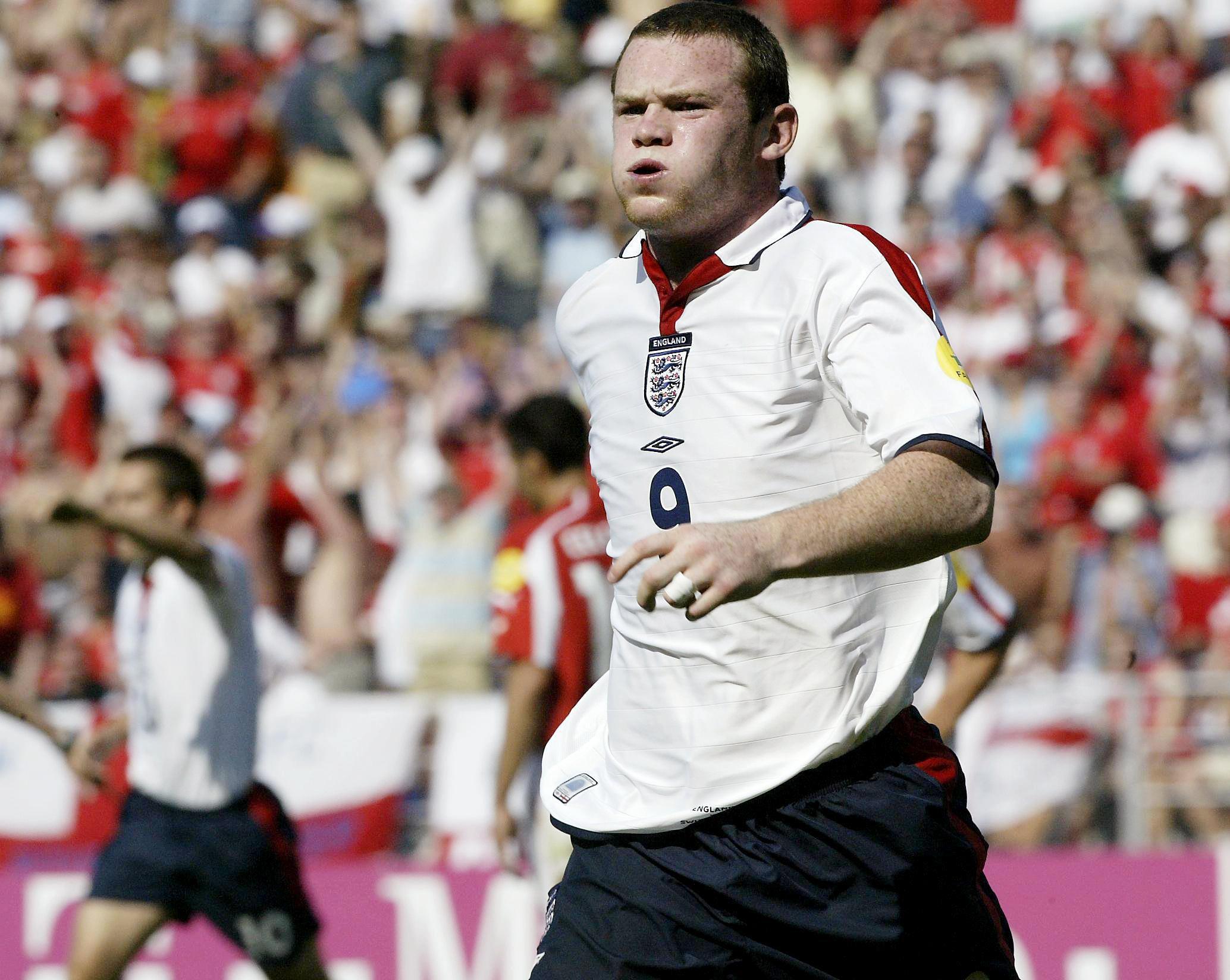 Wayne Rooney dell'Inghilterra festeggia dopo aver segnato un gol contro la Svizzera a Euro 2004