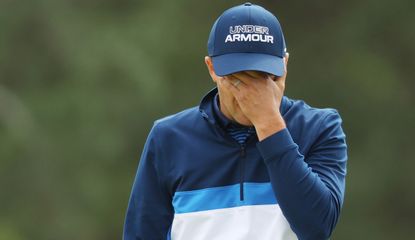 Spieth puts hand on head