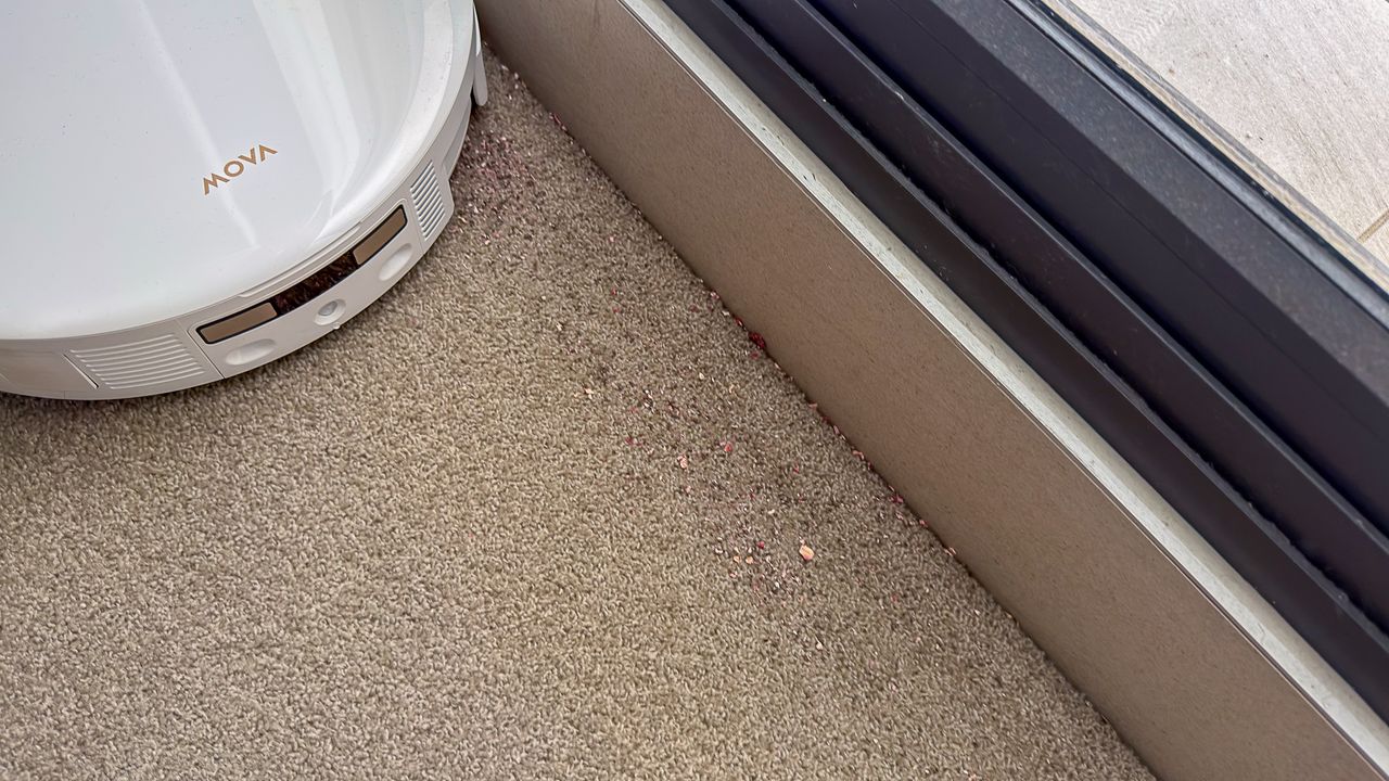 Mova V70 Ultra Complete robot cleaning carpet