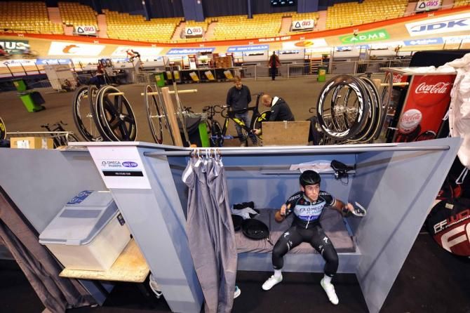 Mark Cavendish has some fun with the photographer