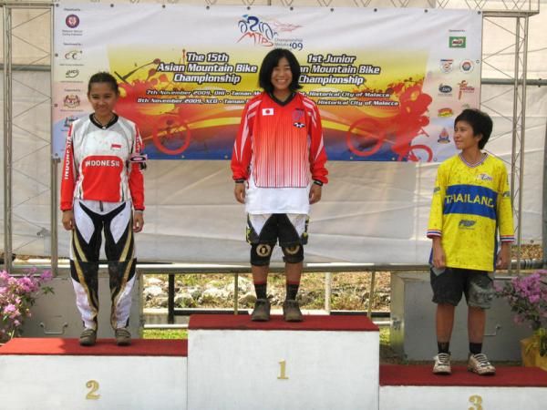 The top three finishers in the elite women's downhill (l-r): Risa Suseanty (Indonesia), 2nd; Mio Suemasa (Japan), 1st; Aussanee Pradupyard (Thailand), 3rd.