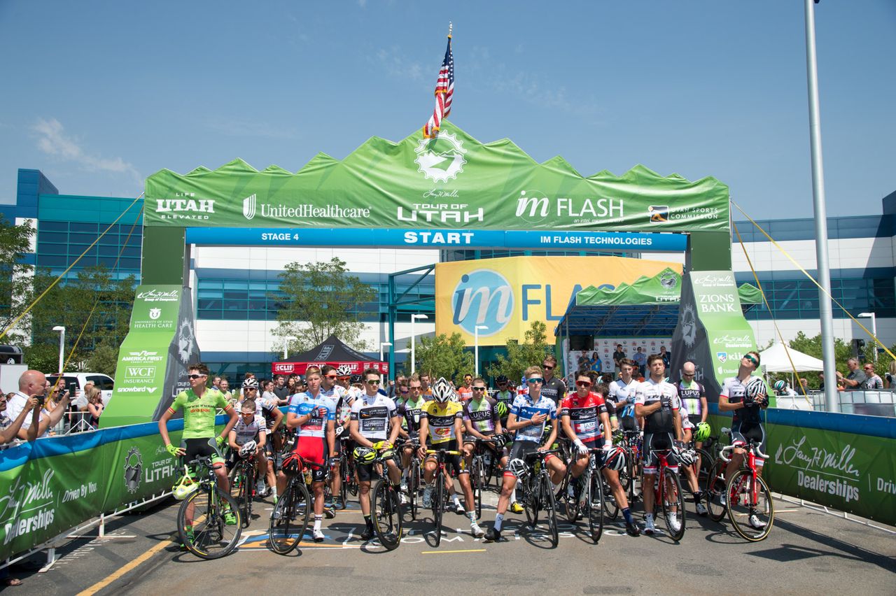 The riders assembled on the start line for the stage of stage 4