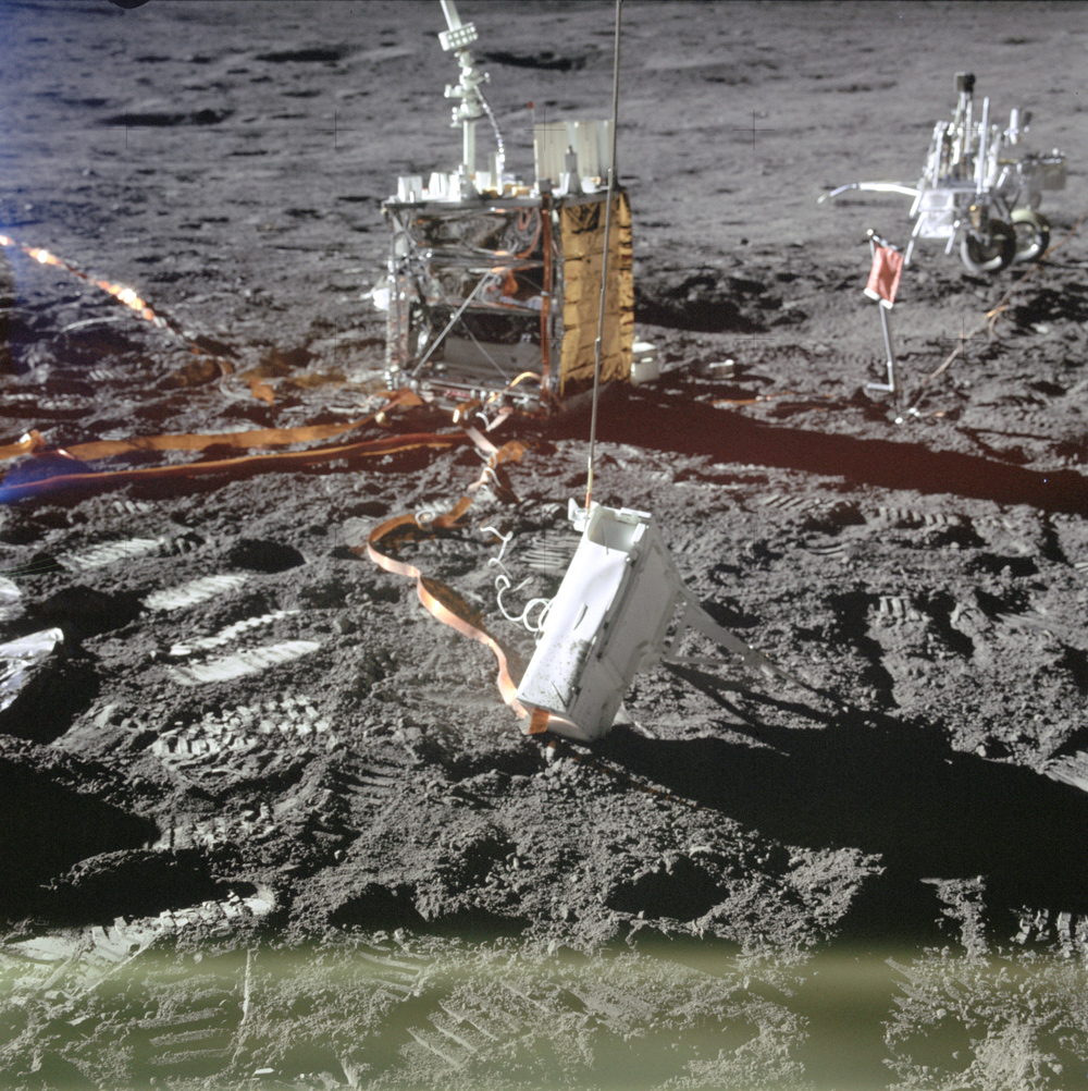 Um close-up de dois componentes do Apollo Lunar Surface Experiments Package (ALSEP) usados ​​pelos astronautas da Apollo 14 durante sua primeira caminhada lunar.