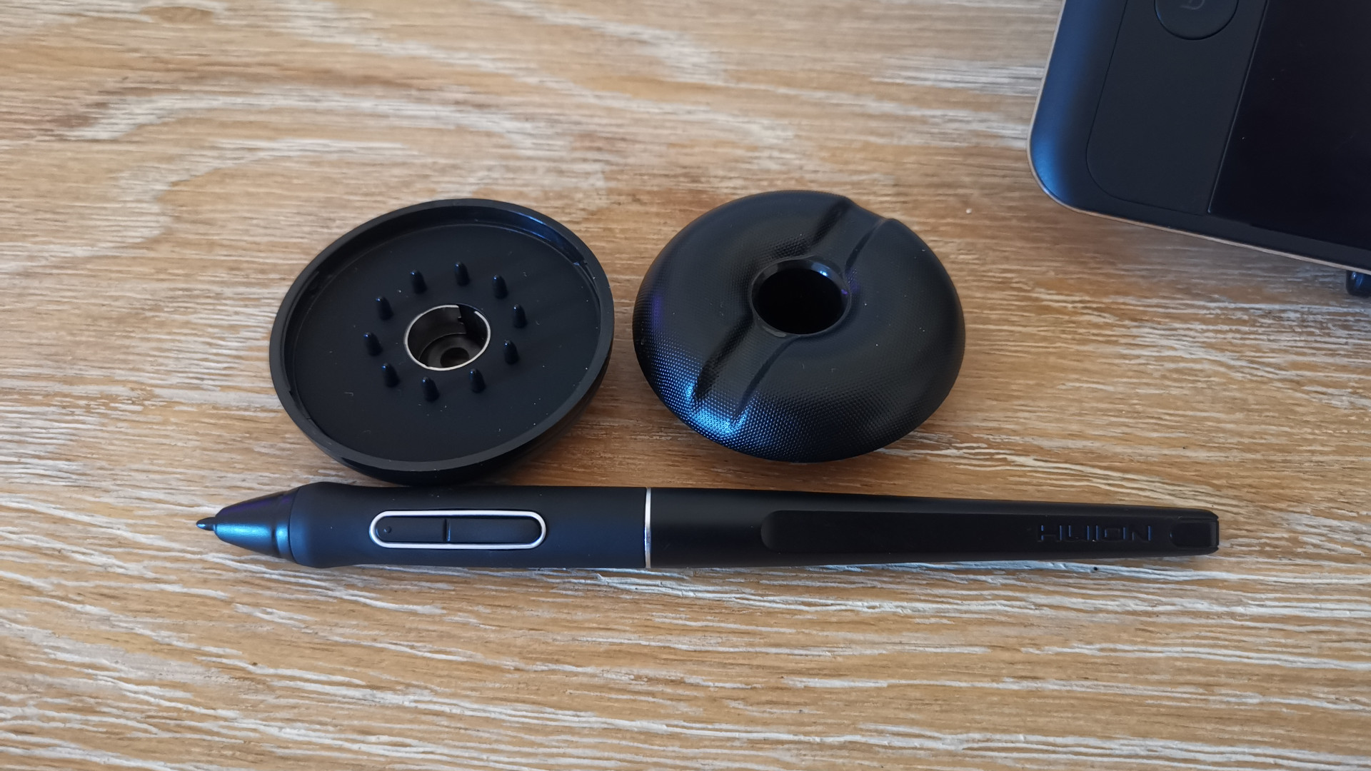 The pen, pen stand and spare nibs for the Huion Kamvas Pro 16