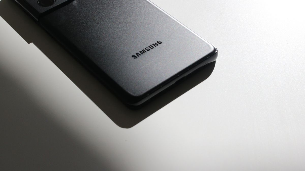 The Samsung S21 Ultra&amp;#039;s back cover