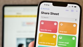   Larawan ng bayani ng mga shortcut sa Share Sheet sa isang iPhone na may iPad sa ilalim na nakabukas sa iMore.