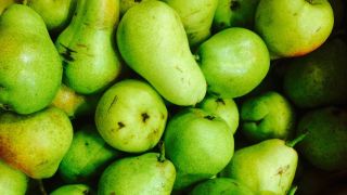 Foods you should never put in a juicer: pears