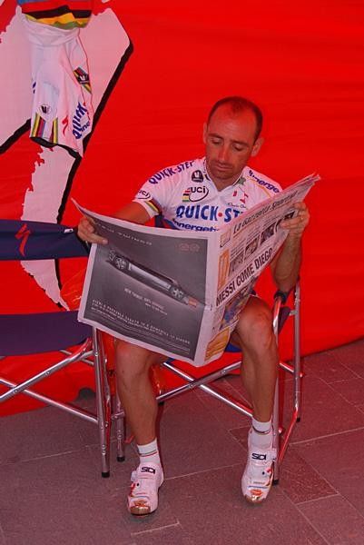 Paolo graba a quiet moment to check up on the latest cycling stories - he should have asked us for that!