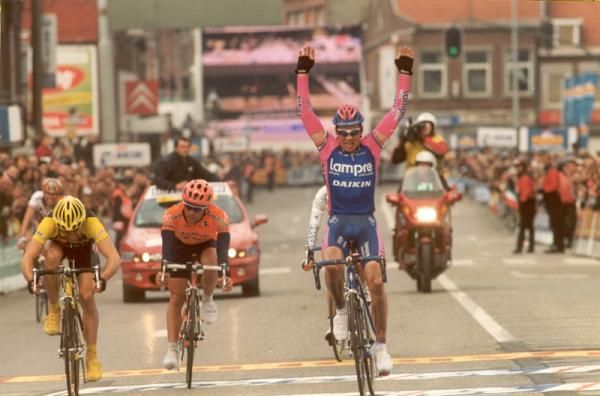 Oscar Camenzind winning the sprint in 2001