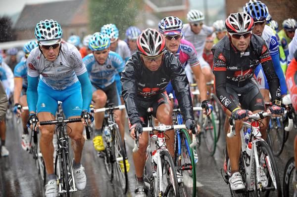 Alejandro Valverde (Caisse d'Epargne), r, rides next to teammate Joaqu&iacute;m Rodr&iacute;guez.