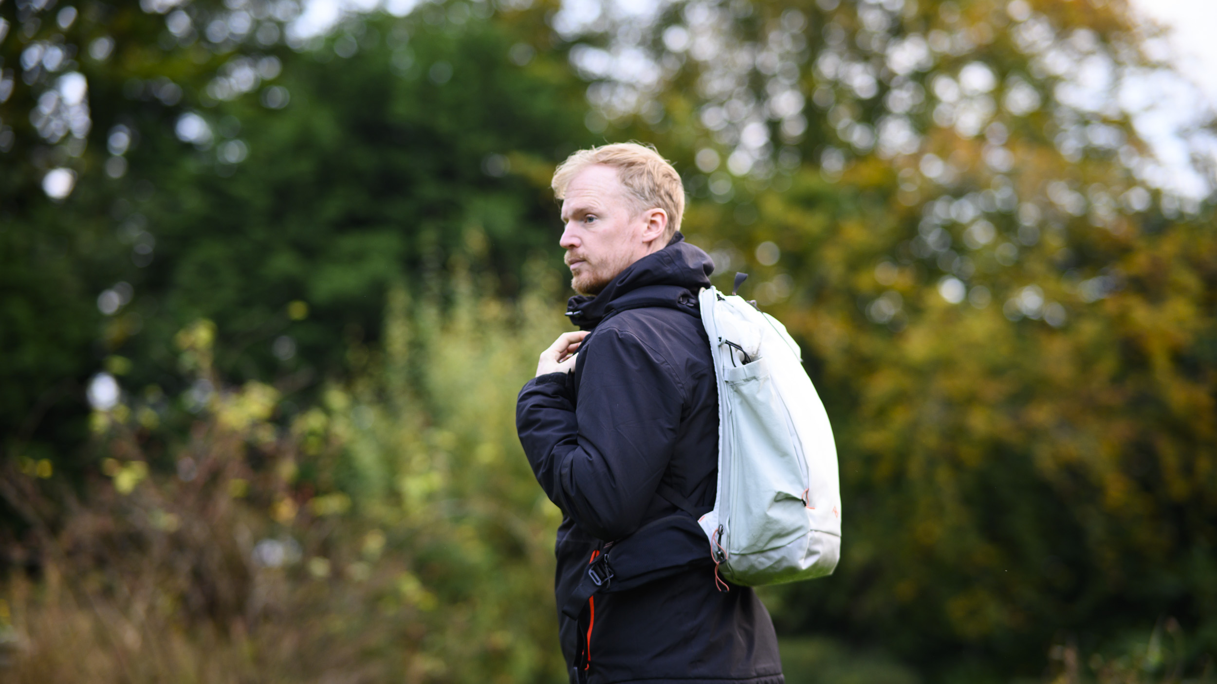 Peak Design Outdoor Backpack 25L in white, on a man's shoulders