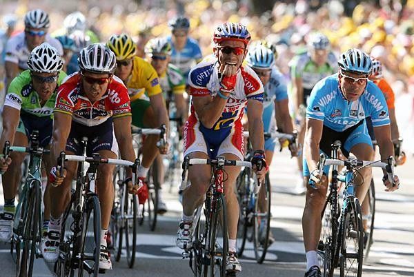 Jimmy Casper (Cofidis) wins the stage ahead of McEwen (L) and Zabel (R)