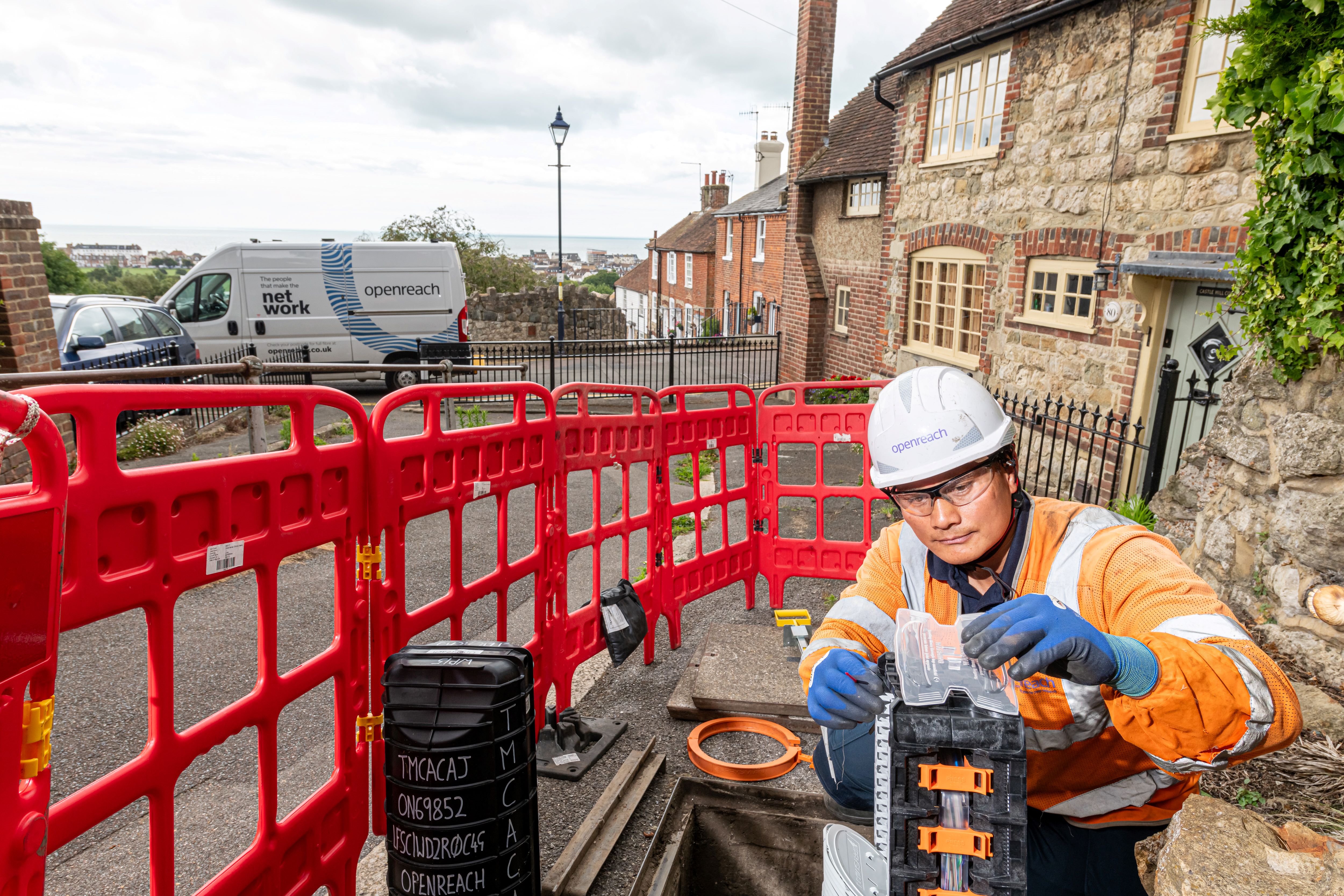 Man deploying fibre in manhole in Hythe