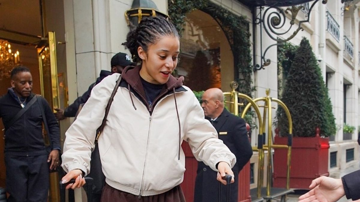 What to Wear With Brown Sweatpants on a Plane? These Shoes