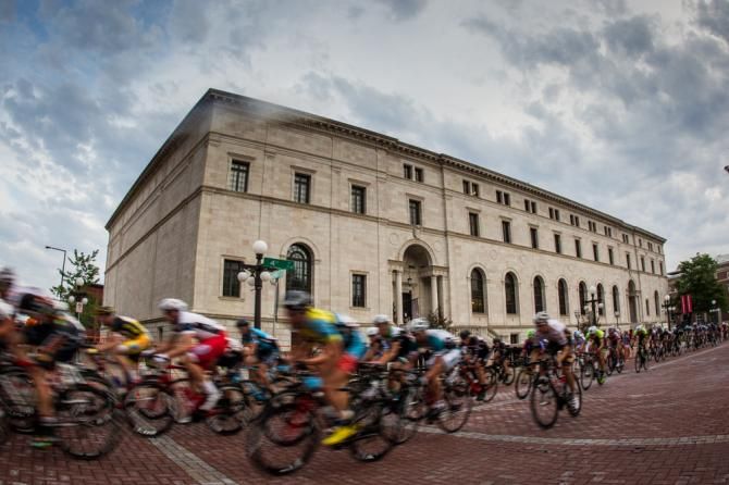 The mens field staying strung out in Saint Paul.