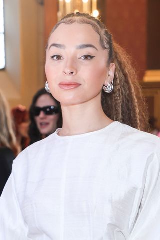 Tendencias de belleza de LFW Ella Eyre con maquillaje en tonos melocotón