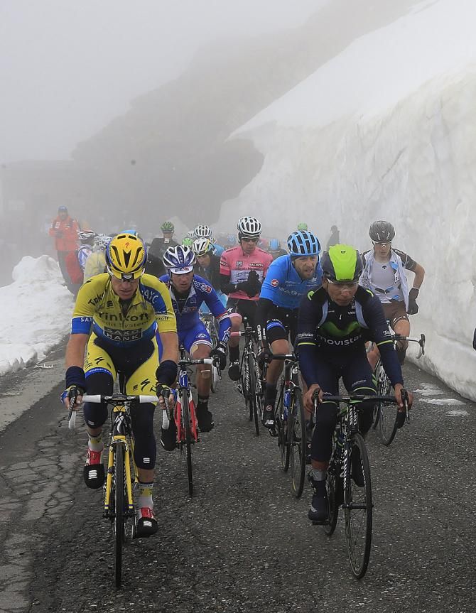 Mick Rogers and Nairo Quintana at the head of the peloton