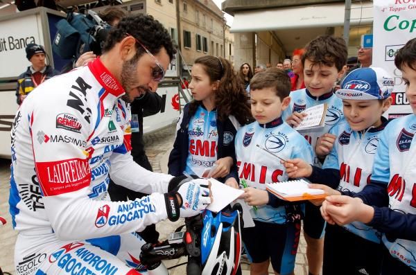 Jose Rodolfo Serpa Perez (Androni Giocattoli) takes some time to sign autographs for fans.
