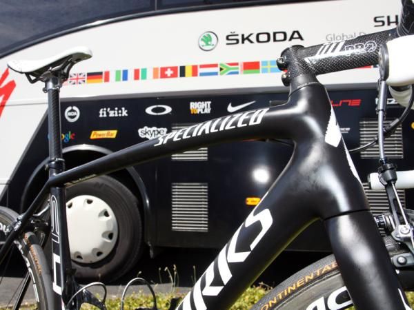 The top tube starts out wide and flat by the seat tube but expands in height and takes a distinct curve as it joins to the head tube.
