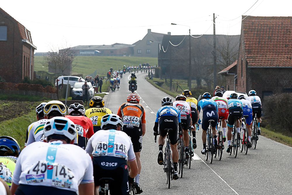 The peloton battles crosswinds on the way to Wevelgem