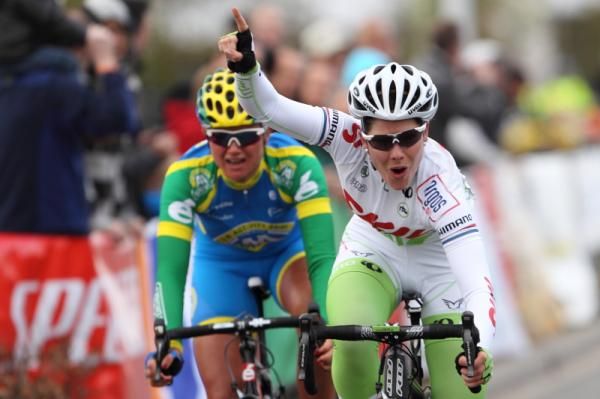 Suzanne De Goede (Skil Argos) wins ahead of Chantal Blaak (AA Drink), Megan Guarnier(Tibco) was third