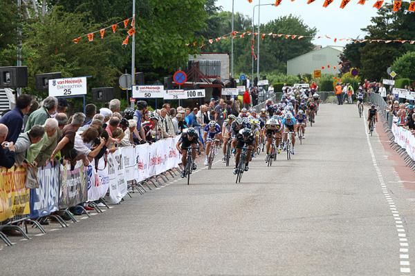 The fast guys open up the sprint...