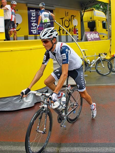 It's all official now: Andy Schleck (Saxo Bank) is signed in for the day and rolls off towards the start.