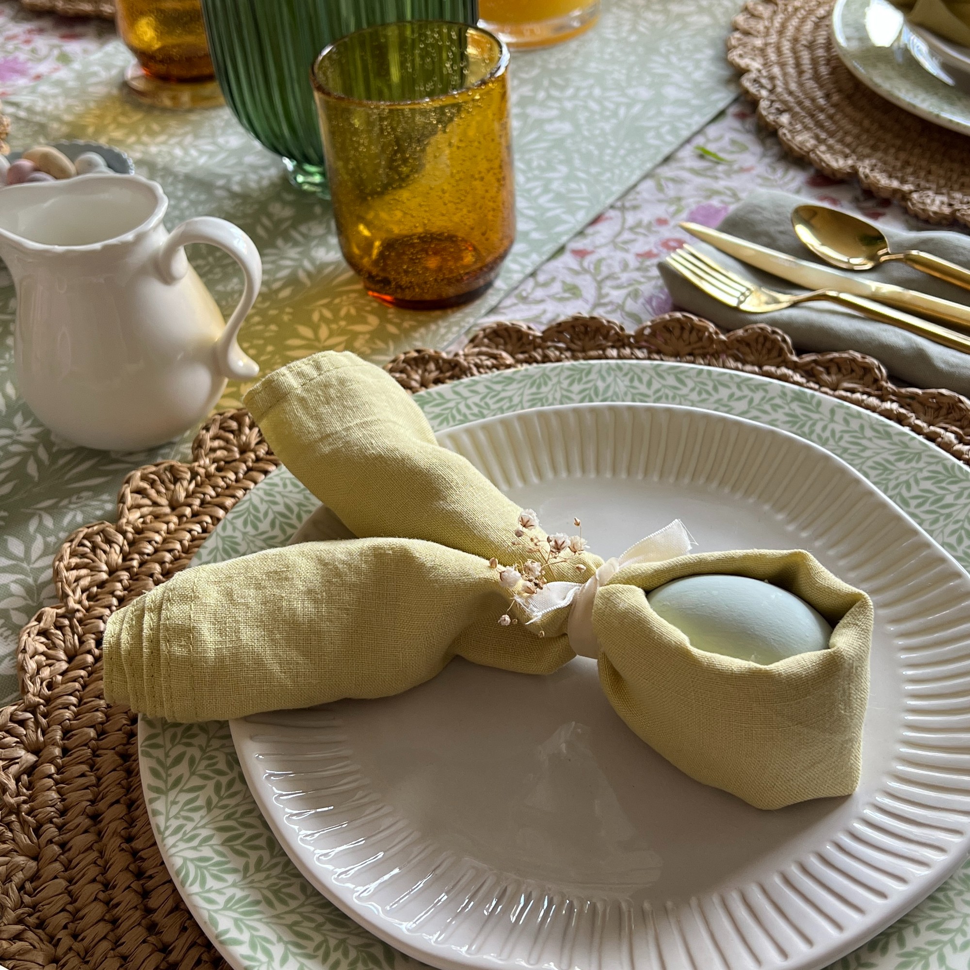 Easter bunny-shaped napkin table favours