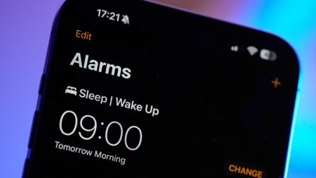 An iPhone showing the alarm screen in iOS.