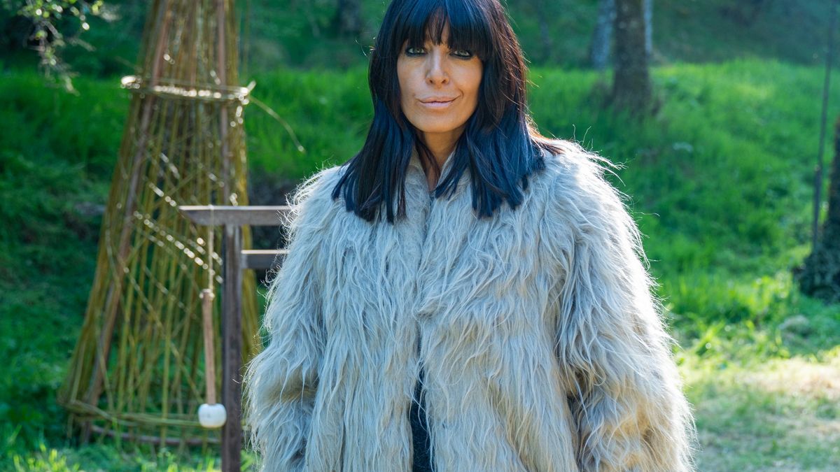 Claudia Winkleman est devenue un yéti complet avec un manteau hirsute et des bottes en fourrure assorties qui lui ont valu l'un de ses meilleurs looks de traîtres à ce jour.