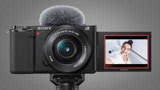 Die Vorderseite der Sony ZV-E10 Vlogging-Kamera mit ausgeklapptem Bildschirm, der nach vorne zeigt