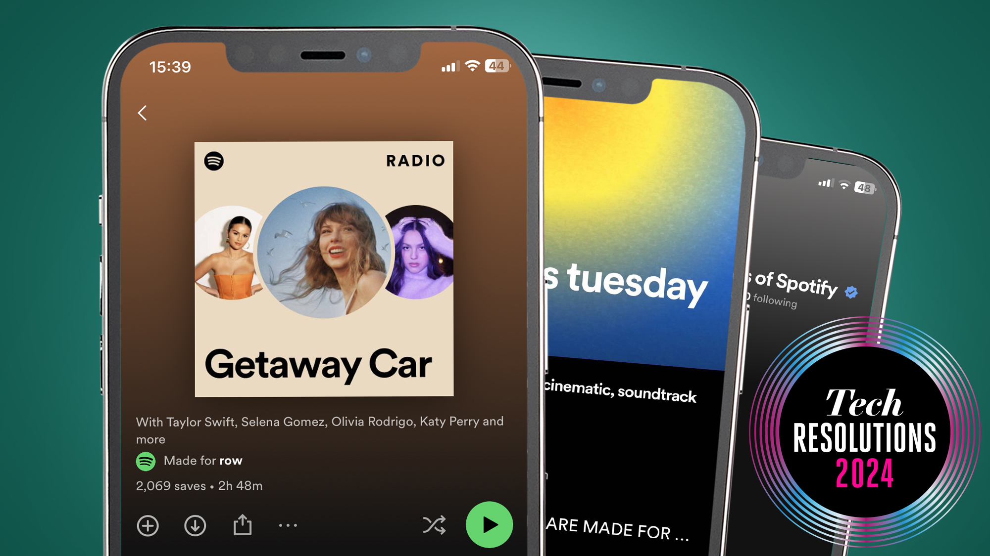 Tres teléfonos sobre un fondo verde que muestran la aplicación Spotify.