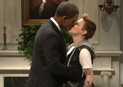 SNL's 'Obama' makes out with Justin Bieber to promote ObamaCare