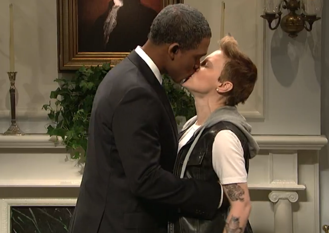 SNL&amp;#039;s &amp;#039;Obama&amp;#039; makes out with Justin Bieber to promote ObamaCare