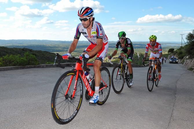 Daniel Moreno leads Eduardo Sepulveda.